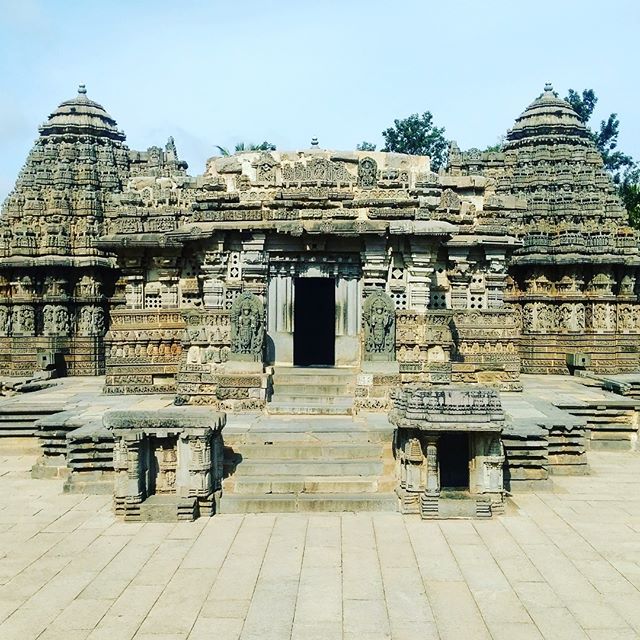 The Chennakesava temple is a vaishnava temple on the banks of river kaveri at somnathapura built in 1258. Is a stunning example of hoysala architecture. #hoysalatemple #hoysalaarchitecture #chennakesavatemple #southindiatemple #incredibleindia #exploreindia #indiantravelgram #heritageofindia #makelifearide #bajajct100 #templetrails